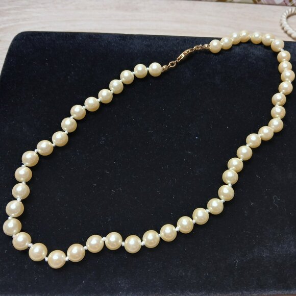 Avon Gold Tone Cream Faux Pearl Necklace Vintage Costume Jewelry #97 - Picture 5 of 7